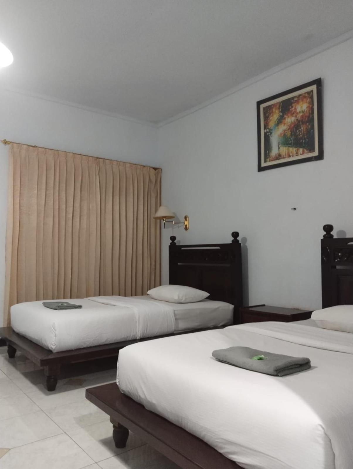 Hotel Lestari Gilimanuk Exteriör bild
